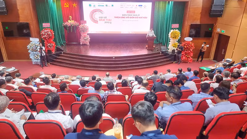 Các diễn giả thảo luận tại hội thảo.