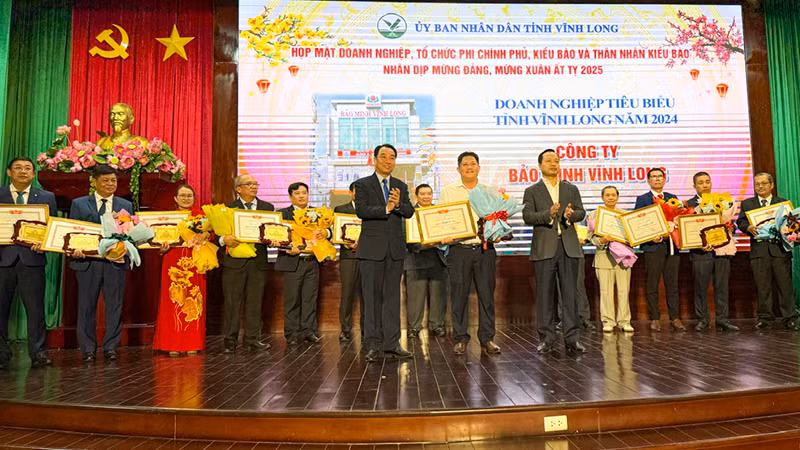 Lãnh đạo tỉnh Vĩnh Long vinh danh doanh nghiệp tiêu biểu của tỉnh.