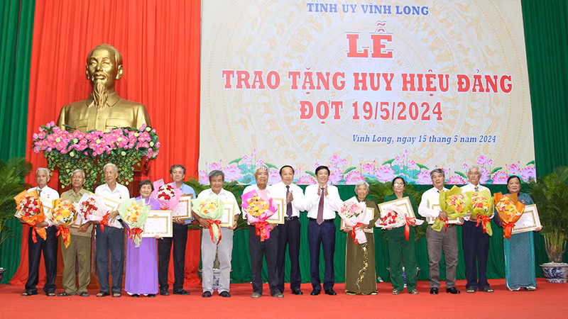 Trao huy hiệu Đảng cho những vị cao niên tuổi đảng. 