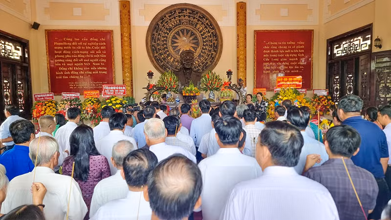 Các đại biểu thắp hương tưởng nhớ Chủ tịch Hội đồng Bộ trưởng Phạm Hùng. Các đại biểu thắp hương tưởng nhớ Chủ tịch Hội đồng Bộ trưởng Phạm Hùng.