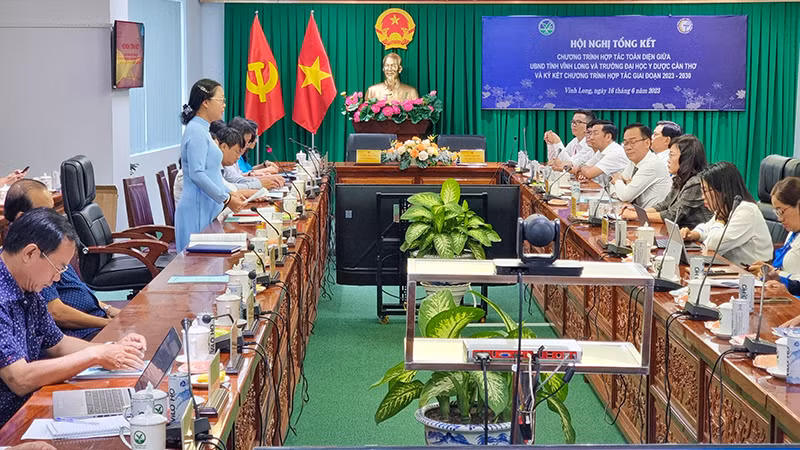 Quang cảnh buổi ký kết hợp tác đào tạo lĩnh vực y tế.