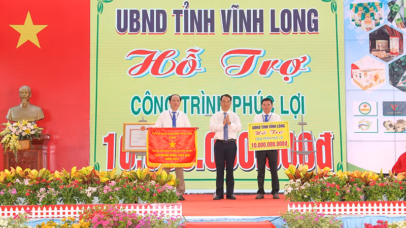 Chủ tịch Ủy ban nhân dân tỉnh Vĩnh Long Lữ Quang Ngời trao hỗ trợ công trình phúc lợi xã hội 10 tỷ đồng cho huyện Tam Bình.
