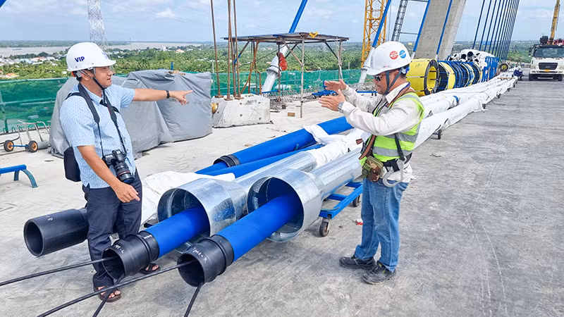 Phóng viên Báo Nhân Dân (bên trái) đang phỏng vấn lãnh đạo quản lý công trình cầu Mỹ Thuận 2. Phóng viên Báo Nhân Dân (bên trái) đang phỏng vấn lãnh đạo quản lý công trình cầu Mỹ Thuận 2.