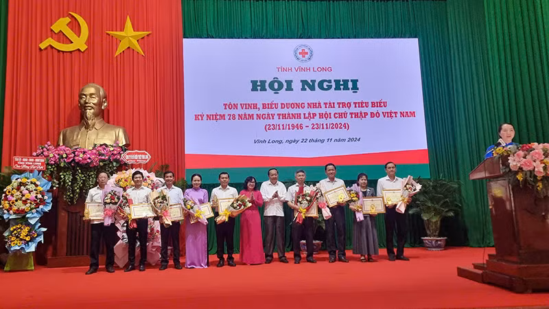 Lãnh đạo tỉnh Vĩnh Long trao Bằng khen cho những tập thể và cá nhân tích cực đóng góp trong công tác xã hội, từ thiện, nhân đạo trên địa bàn tỉnh.