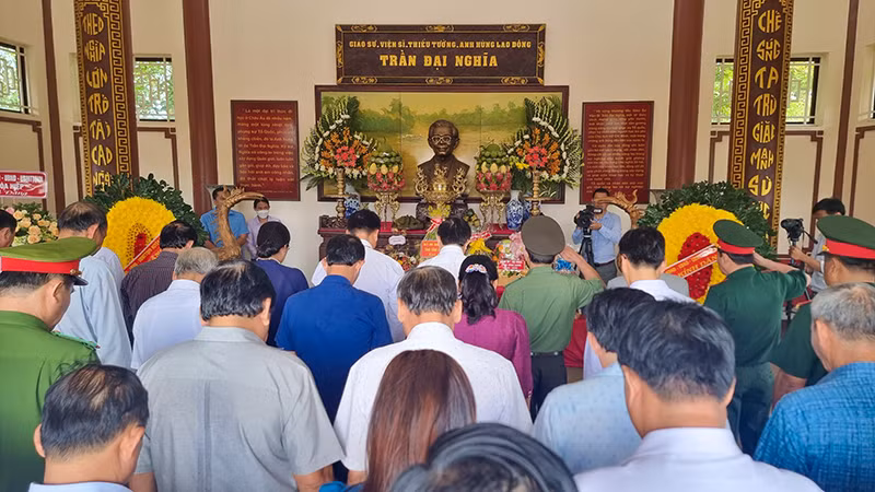Đại biểu thành kính tưởng niệm Giáo sư, viện sĩ Trần Đại Nghĩa. 