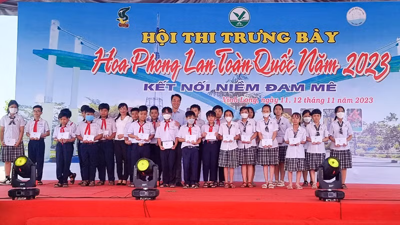 Ban Tổ chức trao học bổng cho các em học sinh có hoàn cảnh khó khăn. Ban Tổ chức trao học bổng cho các em học sinh có hoàn cảnh khó khăn.