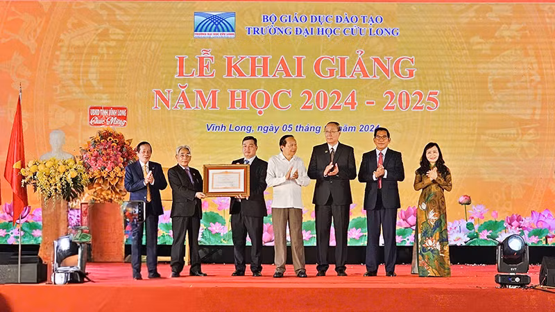 Trường đại học Cửu Long vinh dự đón nhận Bằng khen của Thủ tướng Chính phủ. Trường đại học Cửu Long vinh dự đón nhận Bằng khen của Thủ tướng Chính phủ.
