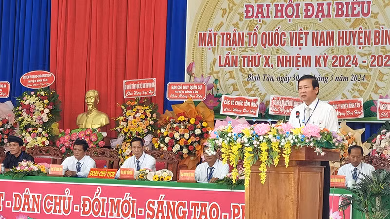 Chủ tịch Ủy ban Mặt trận Tổ quốc Việt Nam tỉnh Vĩnh Long Hồ Văn Huân phát biểu tại Đại hội.