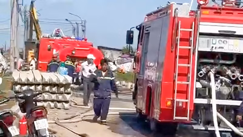 Nhiều xe chữa cháy ứng phó kịp thời.