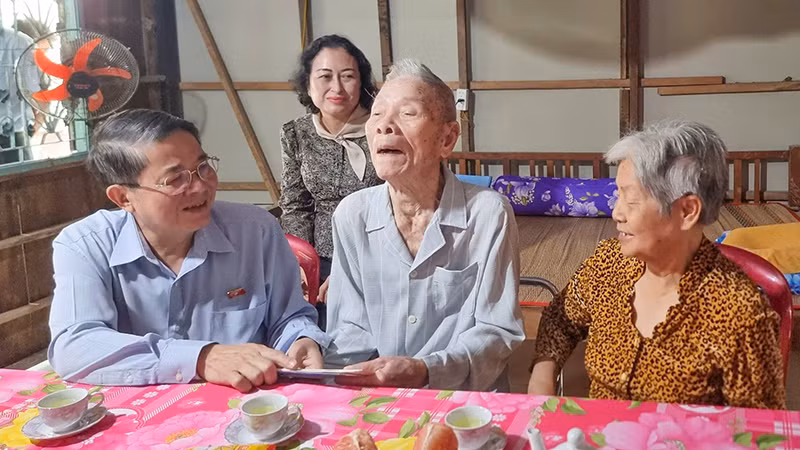Phó Chủ tịch Quốc hội Nguyễn Đức Hải (trái) thăm gia đình chính sách tại huyện Vũng Liêm, tỉnh Vĩnh Long.