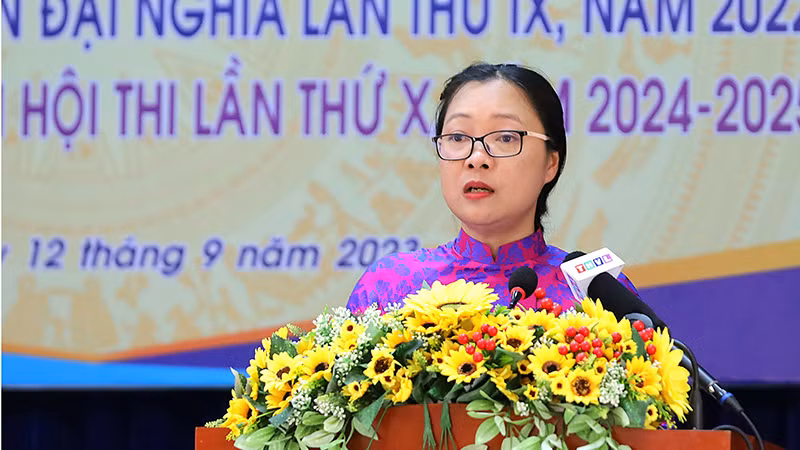 Phó Chủ tịch Ủy ban nhân dân tỉnh Vĩnh Long Nguyễn Thị Quyên Thanh phát biểu tại Hội thi Sáng tạo Kỹ thuật Trần Đại Nghĩa vào chiều 12/9.