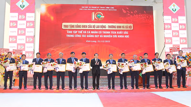 Nhiều tập thể và cá nhân của Trường đại học Sư phạm Kỹ thuật Vĩnh Long được tuyên dương, khen thưởng. Nhiều tập thể và cá nhân của Trường đại học Sư phạm Kỹ thuật Vĩnh Long được tuyên dương, khen thưởng.