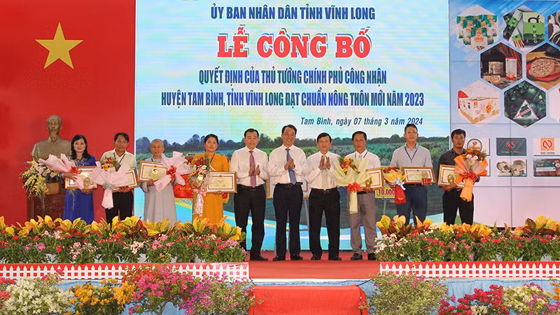 Lãnh đạo tỉnh Vĩnh Long trao bằng khen cho những cá nhân có nhiều đóng góp trong xây dựng nông thôn mới huyện Tam Bình.