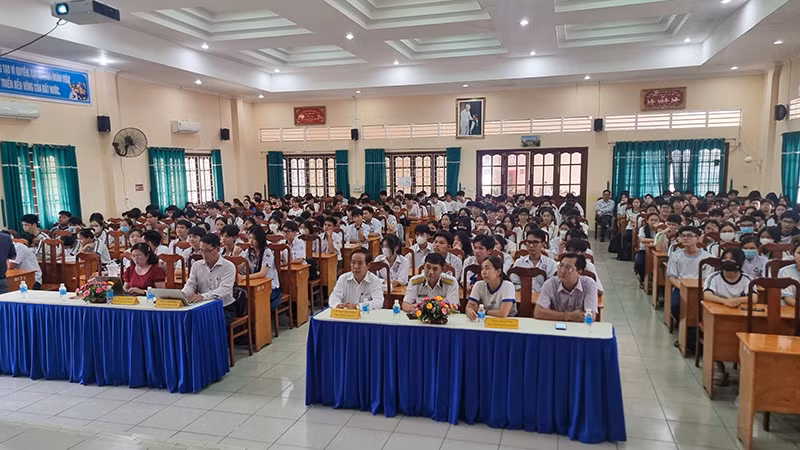 Đông đảo học sinh chú ý lắng nghe.
