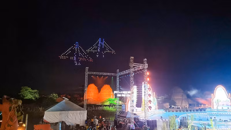 Trình diễn công nghệ hiện đại drone light đặc sắc về những danh lam nổi tiếng tỉnh Vĩnh Long. Trình diễn công nghệ hiện đại drone light đặc sắc về những danh lam nổi tiếng tỉnh Vĩnh Long.