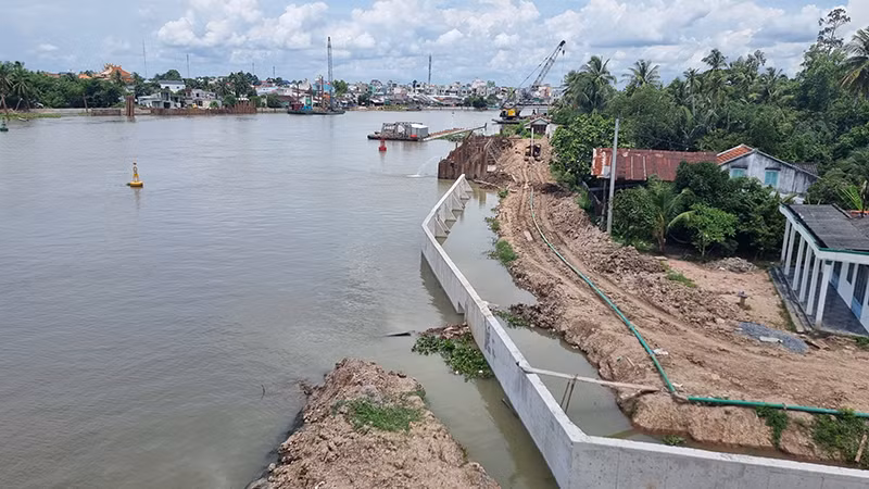 Các địa phương trong tỉnh Vĩnh Long đang triển khai nhiều công trình đê bao kiên cố. Các địa phương trong tỉnh Vĩnh Long đang triển khai nhiều công trình đê bao kiên cố.