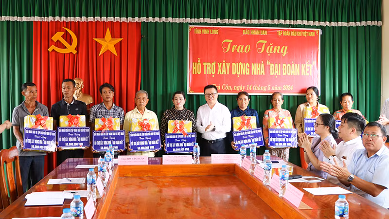 Tổng Biên tập Báo Nhân Dân Lê Quốc Minh trao tặng quà cho gia đình khó khăn, dân tộc Khmer tại xã Trà Côn, huyện Trà Ôn, tỉnh Vĩnh Long. 