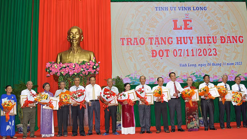 Lãnh đạo tỉnh Vĩnh Long trao Huy hiệu Đảng cho các vị cao niên tuổi đảng.