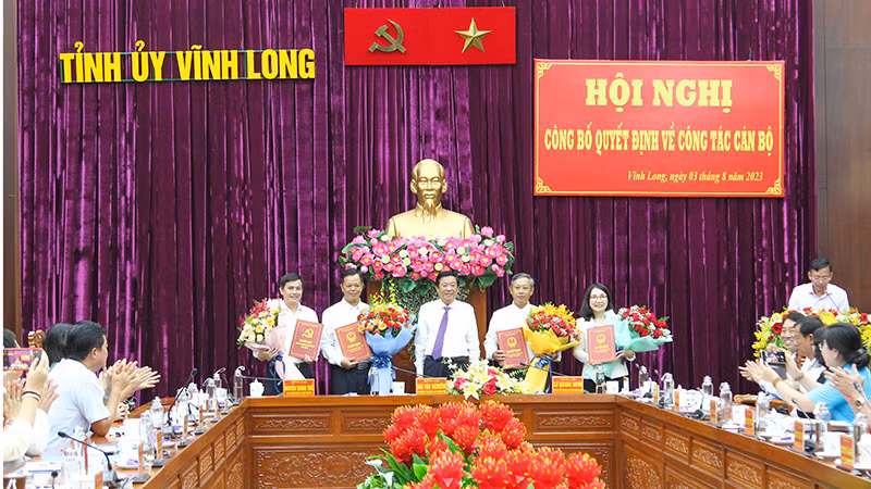 Lãnh đạo tỉnh Vĩnh Long trao quyết định và hoa cho các đồng chí vừa được bổ nhiệm