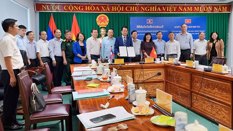 Chủ tịch Ủy ban nhân dân tỉnh Vĩnh Long Lữ Quang Ngời ký kết biên bản hợp tác với Chính quyền tỉnh Xiêng Khoảng. 