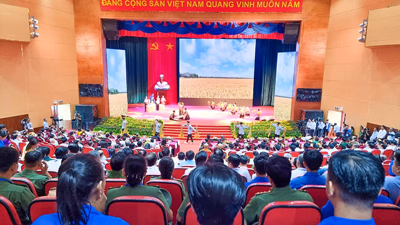 Sân khấu hóa ôn lại cuộc đời và sự nghiệp của Giáo sư, Viện sĩ Trần Đại Nghĩa. Sân khấu hóa ôn lại cuộc đời và sự nghiệp của Giáo sư, Viện sĩ Trần Đại Nghĩa.