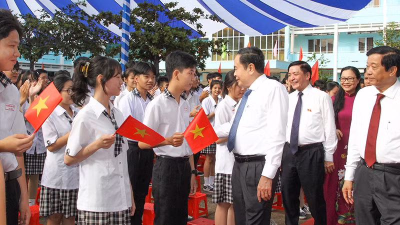 Chủ tịch Quốc hội Trần Thanh Mẫn thăm hỏi, động viên các em học sinh của Trường trung học phổ thông Phạm Hùng. 