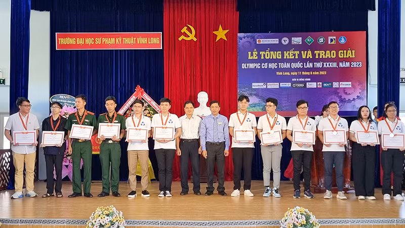 Ban tổ chức trao Bằng khen cho những thí sinh đoạt giải trong kỳ thi.