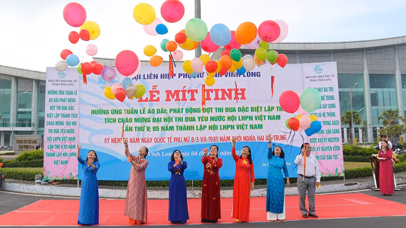 Phụ nữ Vĩnh Long hưởng ứng Tuần lễ áo dài.