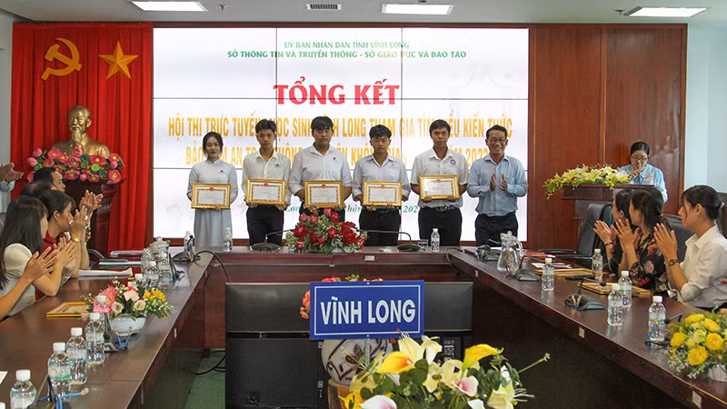 Ban tổ chức trao giải cho các cá nhân đạt giải. 