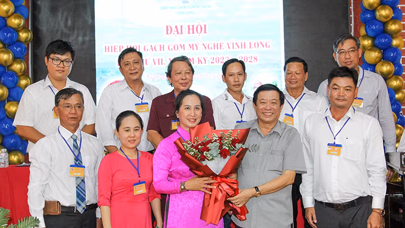 Bí thư Tỉnh ủy Vĩnh Long Bùi Văn Nghiêm tặng hoa chúc mừng Ban chấp hành mới ra mắt Đại hội. 