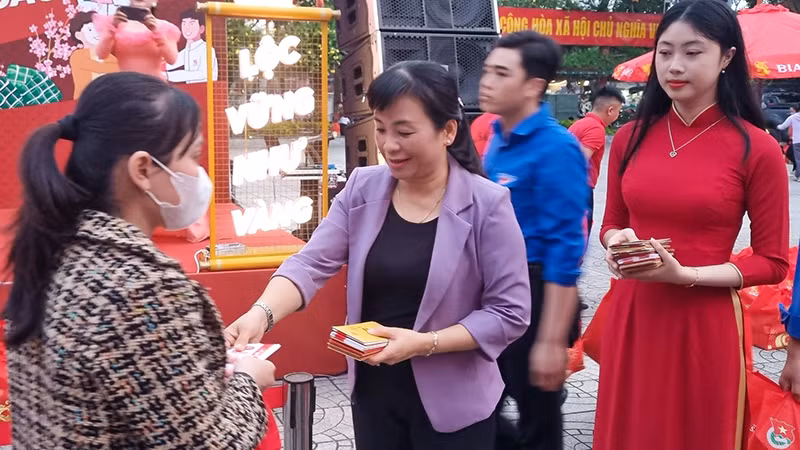 Những phần quà giúp cho công nhân bớt gánh nặng trong năm mới. Những phần quà giúp cho công nhân bớt gánh nặng trong năm mới.