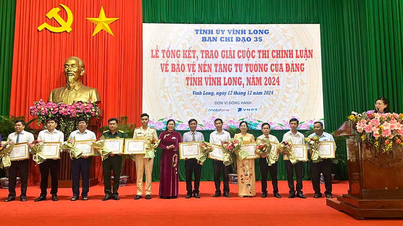 Tuyên dương những tập thể đã có thành tích xuất sắc trong cuộc thi chính luận về bảo vệ nền tảng tư tưởng của Đảng tỉnh Vĩnh Long năm 2024.