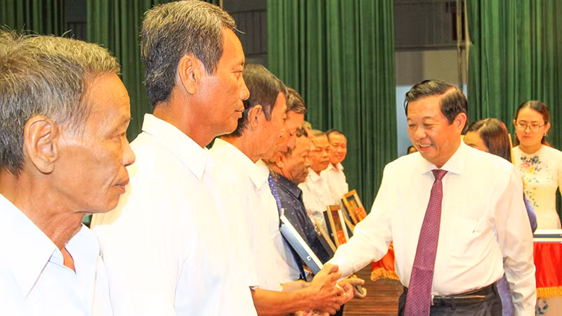 Bí thư Tỉnh ủy Vĩnh Long Bùi Văn Nghiêm trao bảng vinh danh cho Bí thư chi bộ ấp, khóm, khu. 