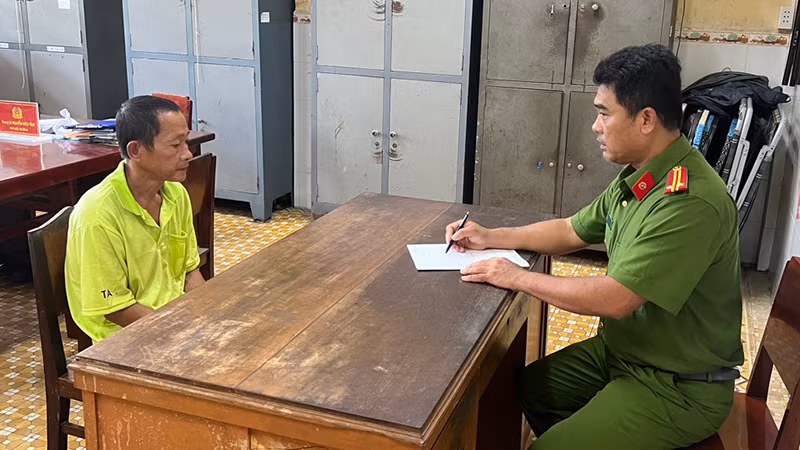 Công an đang làm việc với Nguyễn Ngọc Khoa.