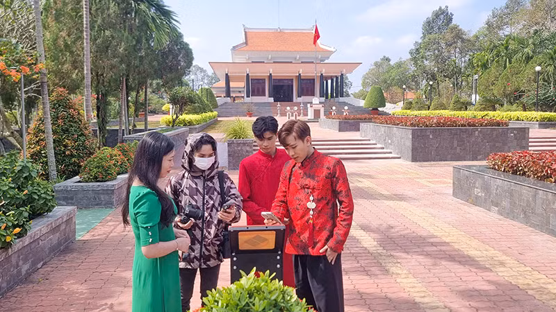 Du khách thử nghiệm check-in Bảng NFC thuộc Dự án “Yêu lắm Việt Nam” tại Vĩnh Long. 