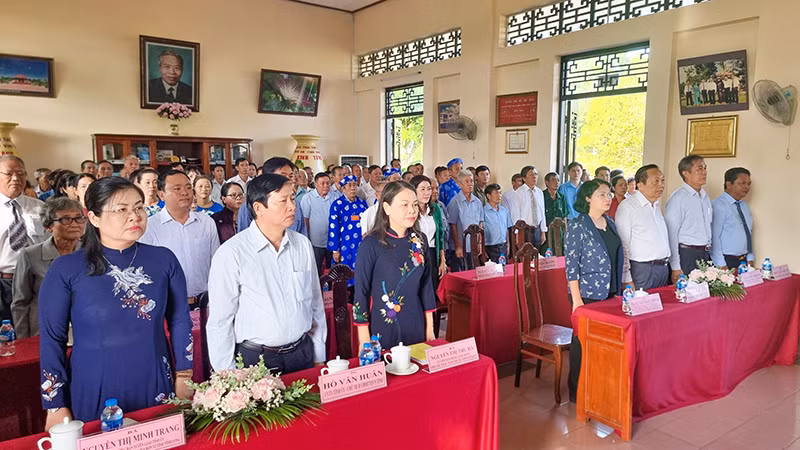 Đồng chí Nguyễn Thị Thu Hà và đồng chí Đặng Thị Ngọc Thịnh dự Ngày hội đại đoàn kết toàn dân tộc tại ấp Long Thuận A sáng 16/11. 