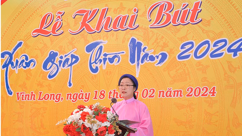 Phó Chủ tịch Ủy ban nhân dân tỉnh Vĩnh Long Nguyễn Thị Quyên Thanh phát biểu tại buổi lễ khai bút đầu xuân.