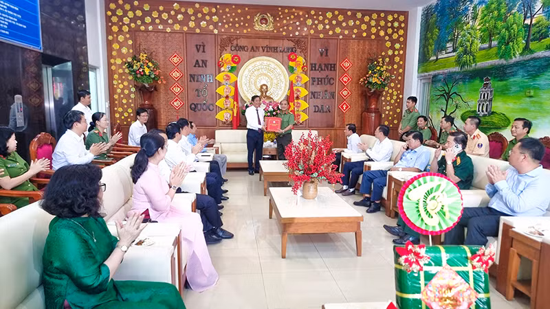 Bí thư Tỉnh ủy Vĩnh Long Bùi Văn Nghiêm tặng quà cho Công an tỉnh Vĩnh Long.