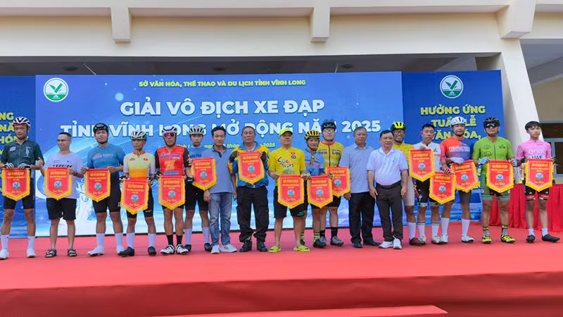 Ban tổ chức trao cờ cho các đội tham gia. Ban tổ chức trao cờ cho các đội tham gia.