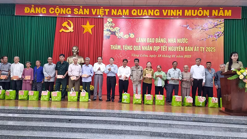 Phó Chủ tịch Quốc hội Nguyễn Đức Hải trao quà cho gia đình chính sách tại Vĩnh Long. 