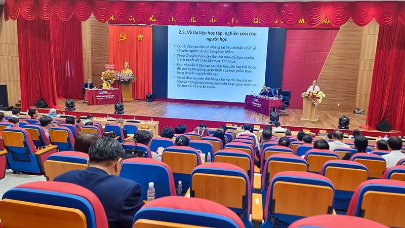 Quang cảnh Hội thảo “Giải pháp nâng cao chất lượng đào tạo sau đại học trường Đại học Cửu Long”. Quang cảnh Hội thảo “Giải pháp nâng cao chất lượng đào tạo sau đại học trường Đại học Cửu Long”.