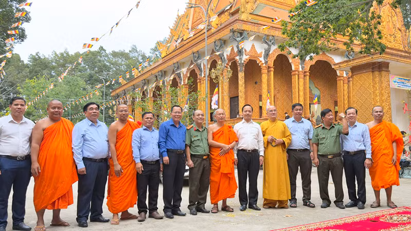 Bí thư Tỉnh ủy Vĩnh Long Trần Tiến Dũng chụp hình lưu niệm với Hội đoàn kết sư sãi yêu nước và chùa Hạnh Phúc Tăng. 
