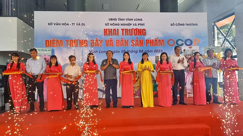 Nghi thức khai trương điểm trưng bày và bán sản phẩm OCOP tỉnh Vĩnh Long.