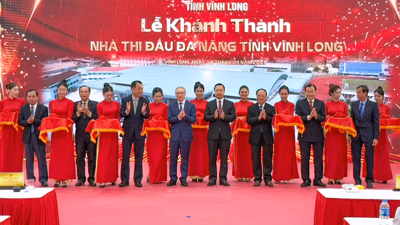 Lễ cắt băng khánh thành. 