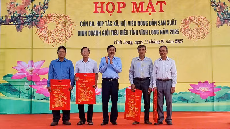 Bí thư Tỉnh ủy Vĩnh Long Bùi Văn Nghiêm trao quà cho nông dân sản xuất, kinh doanh giỏi tiêu biểu. 