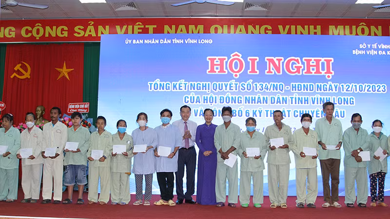 Lãnh đạo tỉnh Vĩnh Long trao quà cho bệnh nhân đang điều trị tại Bệnh viện đa khoa tỉnh Vĩnh Long.