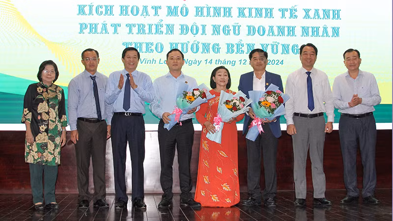 Lãnh đạo tỉnh Vĩnh Long chúc mừng Câu lạc bộ dẫn đầu - Thương hiệu tiêu biểu Vĩnh Long. 