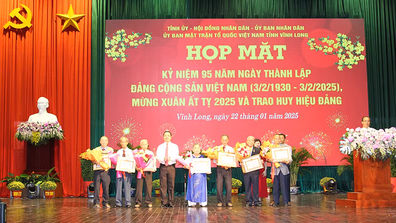Bí thư Tỉnh ủy Vĩnh Long Trần Tiến Dũng trao Huy hiệu Đảng tặng các vị cao niên tuổi đảng. 
