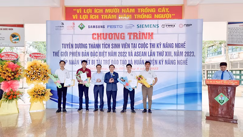 Tuyên dương khen thưởng những sinh viên đạt thành tích kỹ năng nghề thế giới.