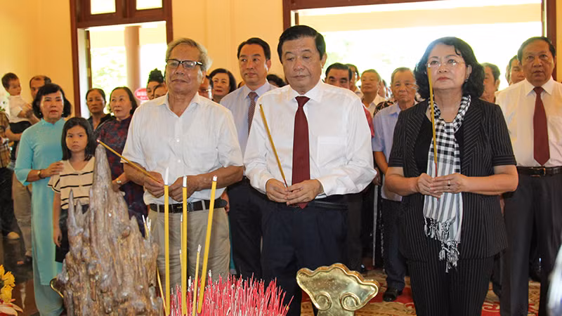 Nguyên Phó Chủ tịch nước Đặng Thị Ngọc Thịnh cùng lãnh đạo tỉnh Vĩnh Long dâng hương tại nhà lưu niệm. 